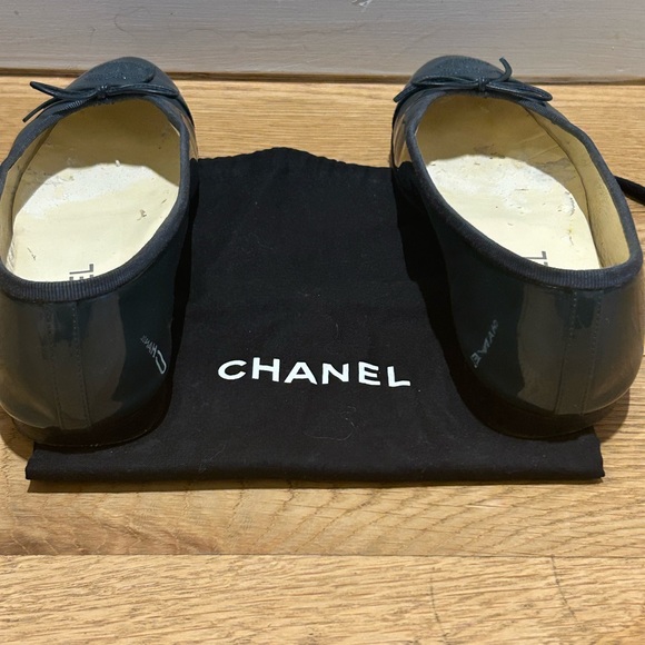 Authentic Chanel Patent Leather Ballerinas in Navy SZ 37.5 - Picture 4 of 13